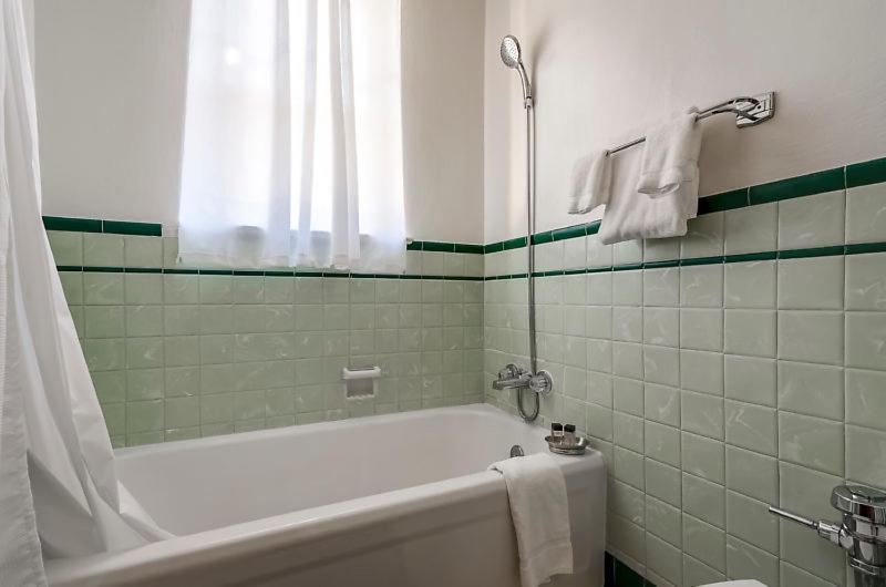 Ryan Hotel Уоллес Экстерьер фото
