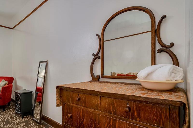 Ryan Hotel Уоллес Экстерьер фото
